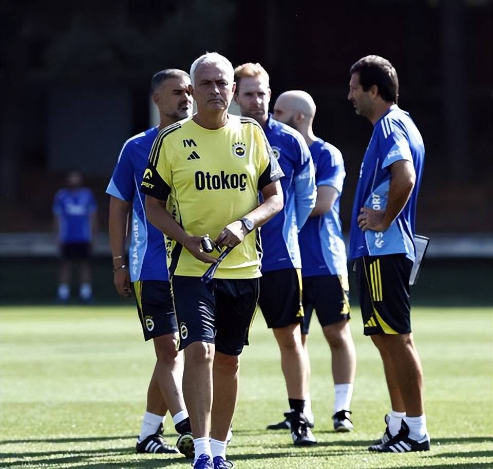 九游体育app-费内巴切训练开放日，转会期遗憾出局引观众欢呼，足总杯在即，阵容厚度经受考验的简单介绍